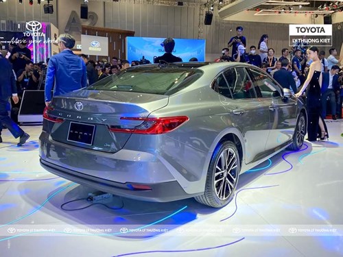 Than Xe Va Duoi Xe Toyota Camry 2025