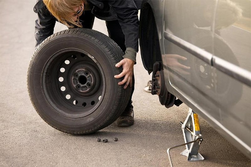 Hướng Dẫn Thay Lốp Dự Phòng Xe Ô Tô Đúng Kỹ Thuật