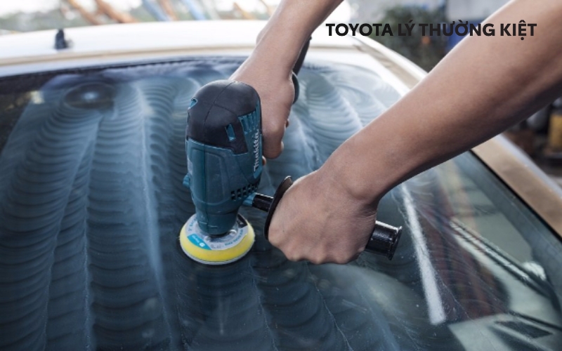 Read More About The Article Tẩy Ố Kính Xe Ô Tô Là Gì? Tại Sao Nên Lựa Chọn Dịch Vụ Tẩy Ố Kính Xe Ô Tô Tại Toyota Lý Thường Kiệt?