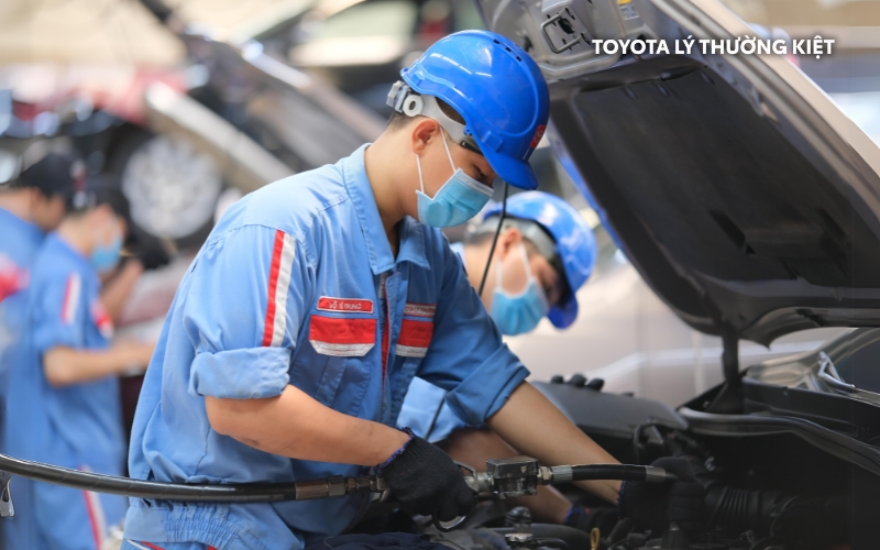 Xế Yêu Cải Thiện Hiệu Suất Bất Ngờ Khi Vệ Sinh Khoang Máy Thường Xuyên